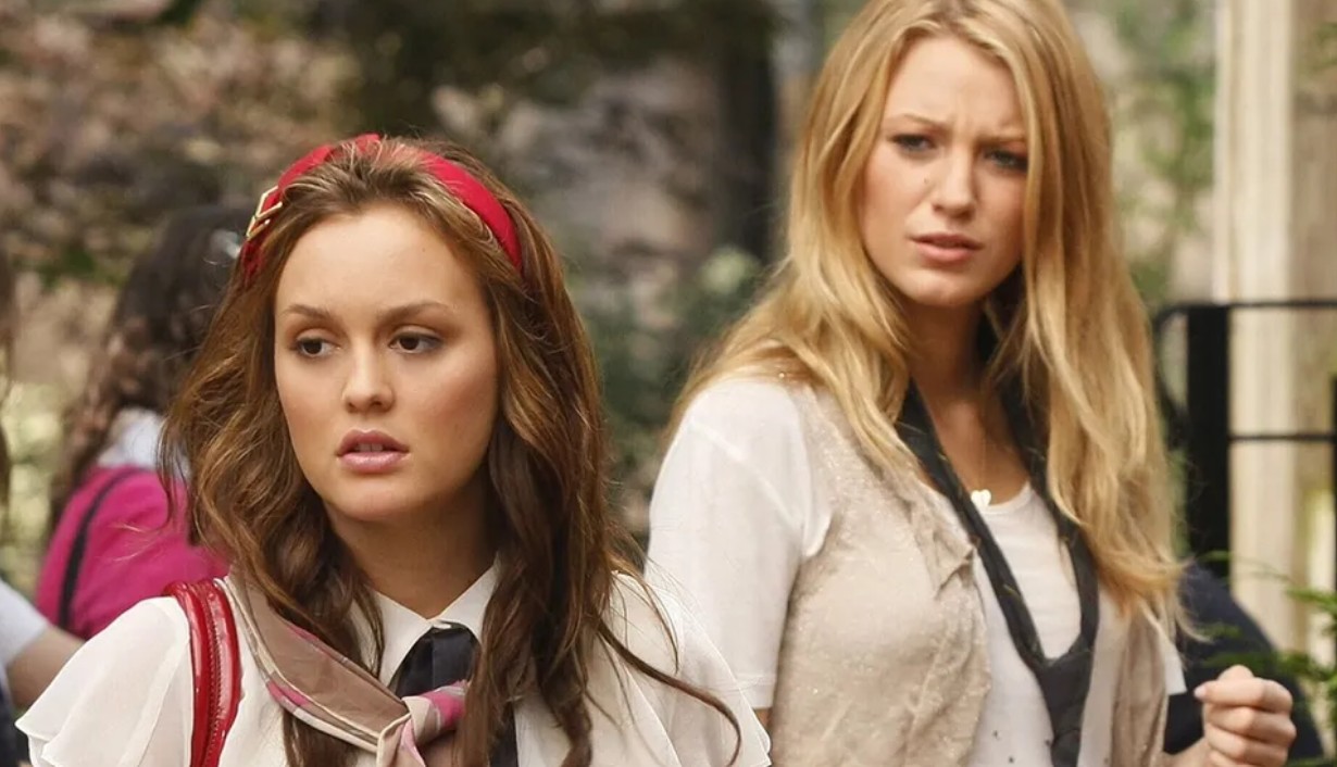 Esta adaptación mexicana trasladó los escándalos del Upper East Side a un ambiente de lujo en Acapulco. Aunque tenía una premisa atractiva, fue criticada por su producción limitada, actuaciones poco convincentes y un guion que no lograba capturar la sofisticación del original. Mientras la serie estadounidense marcó a toda una generación, esta versión fue vista como una copia descafeinada y fue cancelada después de la primera temporada.