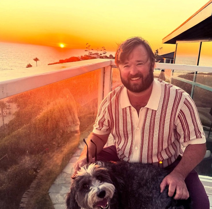 Haley Joel Osment interpretó a Cole Sear, un niño que podía ver y comunicarse con personas fallecidas. Actualmente tiene 38 años y continúa trabajando como actor en cine y televisión. Después de alcanzar la fama durante su infancia, estudió en la Escuela de Artes Tisch de la Universidad de Nueva York y ha participado en producciones como "The Boys" y "Merlina".
