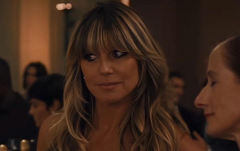 La supermodelo protagoniza una escena con Emily en la que ambas discuten sobre estándares de belleza y tendencias actuales, incluyendo el uso de Ozempic. El momento mezcla humor con crítica.