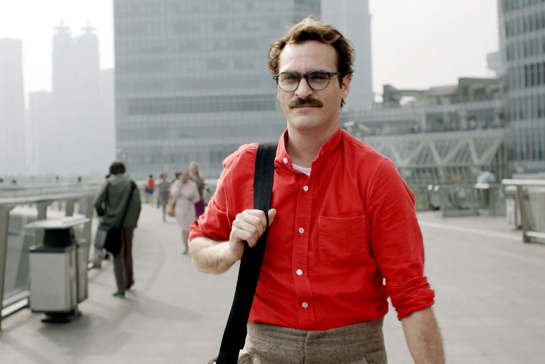 Dirigida por Spike Jonze y protagonizada por Joaquin Phoenix y Scarlett Johansson, esta película revolucionó la forma de retratar la inteligencia artificial en el cine. La historia sigue a un hombre solitario que se enamora de un sistema operativo con voz femenina capaz de evolucionar emocionalmente. "Her" explora la soledad, el amor y la dependencia tecnológica de forma íntima y emotiva.