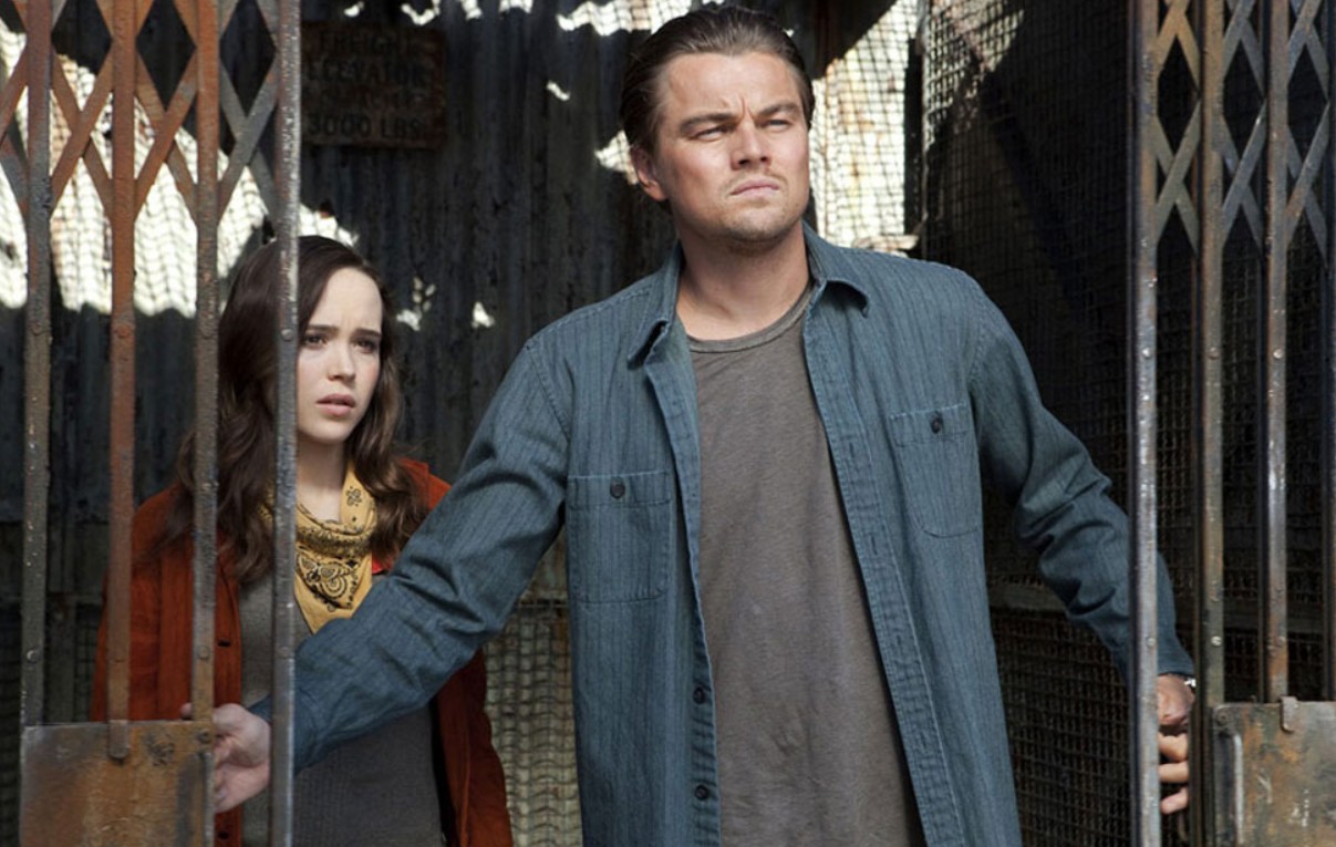 Conocida en español como "El origen", la película sigue a un grupo de especialistas que se infiltran en los sueños para implantar una idea en la mente de un objetivo. Ganó cuatro premios Óscar, principalmente en categorías técnicas. Su innovador concepto sobre los sueños dentro de sueños y sus impactantes efectos visuales la consolidaron como una de las producciones más influyentes del siglo XXI.