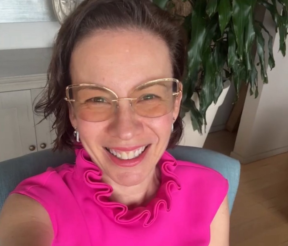Ingrid Coronado ha hablado en diferentes momentos sobre la importancia de sentirse cómoda con su cuerpo y aceptar los cambios físicos de la edad. La conductora suele mostrarse al natural en sus redes sociales, incluso algunas veces sin maquillaje, y ha destacado la importancia de aceptar el paso del tiempo.