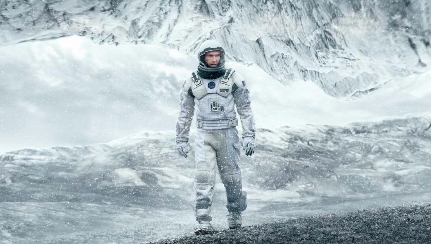 La ciencia ficción ha sido uno de los géneros más ambiciosos del cine, permitiendo a directores y guionistas explorar temas como el futuro, el espacio, la tecnología y los límites de la condición humana. A lo largo de las décadas, algunas películas no solo se han convertido en éxitos comerciales, sino que también han transformado la manera de hacer cine, marcando un antes y un después en el género. Estas son las mejores películas de ciencia ficción de todos los tiempos por su impacto, innovación y legado.