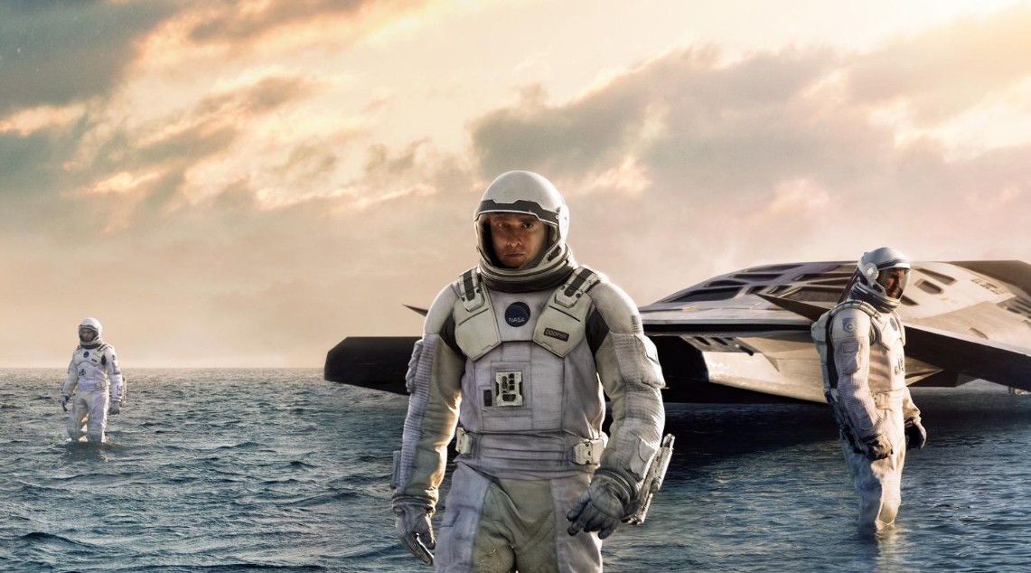 La ambiciosa obra de Christopher Nolan presentó un universo enorme lleno de posibilidades. El destino de Cooper tras atravesar el agujero negro y su búsqueda de la doctora Brand en un nuevo planeta dejaron abierta la puerta para explorar el futuro de la humanidad. Aunque funciona perfectamente como película independiente, muchos espectadores se quedaron con ganas de conocer qué ocurrió después.