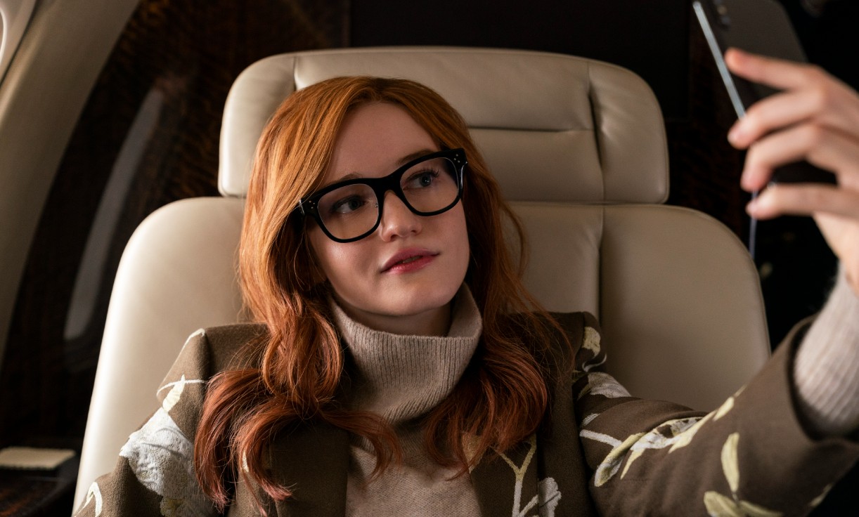 Basada en el caso real de Anna Sorokin, una joven que fingió ser una heredera millonaria para estafar a bancos, hoteles y miembros de la alta sociedad de Nueva York. En la historia, Julia Garner interpreta a la falsa socialité y su actuación fue muy elogiada por la crítica.