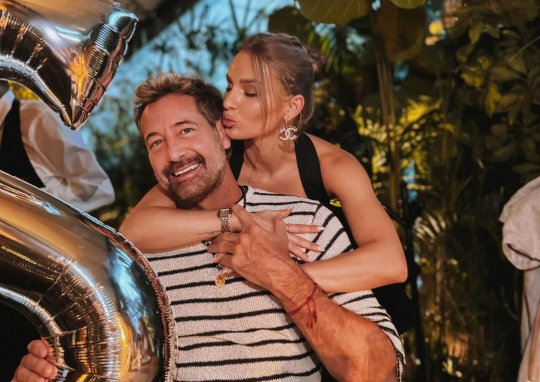 Gabriel Soto ha sido uno de los galanes más populares de las telenovelas mexicanas durante más de dos décadas, pero en los últimos años su carrera se ha visto opacada por sus polémicos romances y constantes acusaciones de infidelidad. Ellas han sido las parejas de Gabriel Soto.