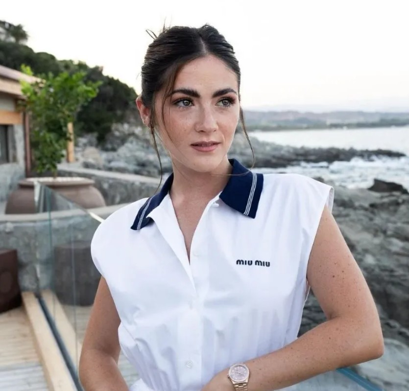 En 2009, Isabelle Fuhrman sorprendió al público con su interpretación de Esther, una niña adoptada que en realidad es una adulta. Actualmente tiene 29 años y continúa activa como actriz. También participó en la saga "Los juegos del hambre", donde interpretó a Clove, y en la producción cinematográfica "Horizon: An American Saga".