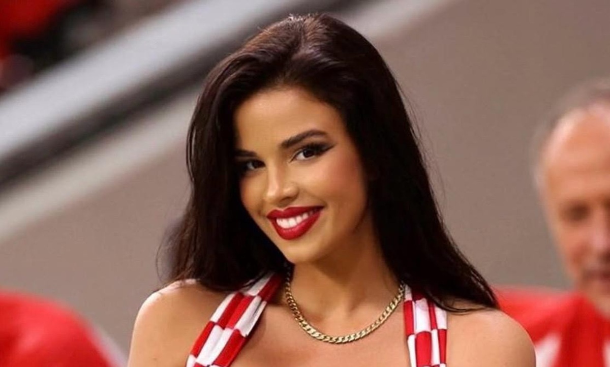 Ivana Knöll alcanzó la fama internacional durante el Mundial de Qatar 2022, donde llamó la atención por asistir a los partidos de la selección croata con atuendos ajustados inspirados en los colores y símbolos de su país.