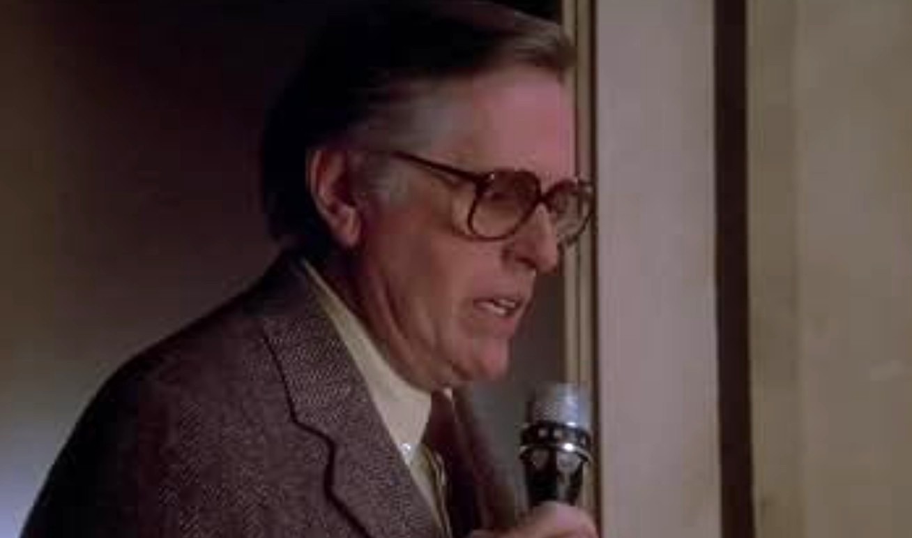 Jack Colvin interpretó al doctor Ardmore, el médico del hospital psiquiátrico donde internan a Andy.