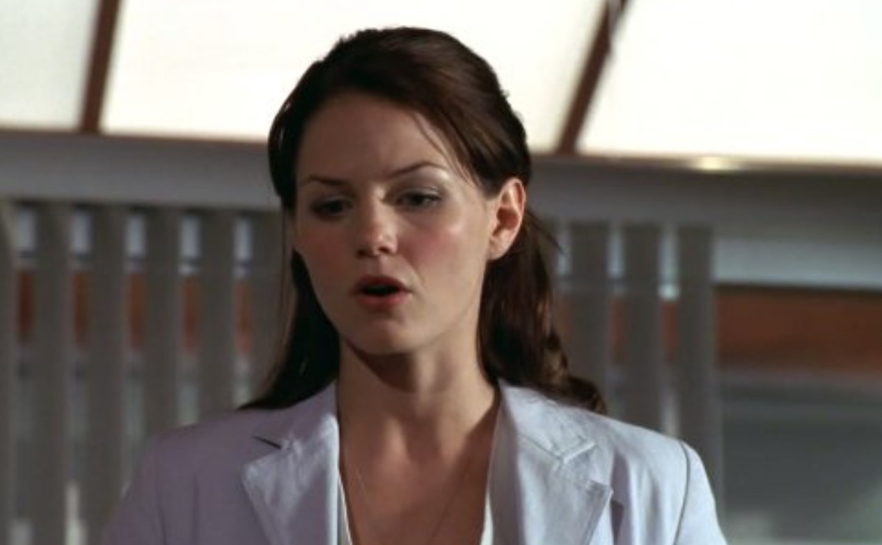 Sin embargo, termina renunciando al equipo de House y es nombrada jefa de emergencias.