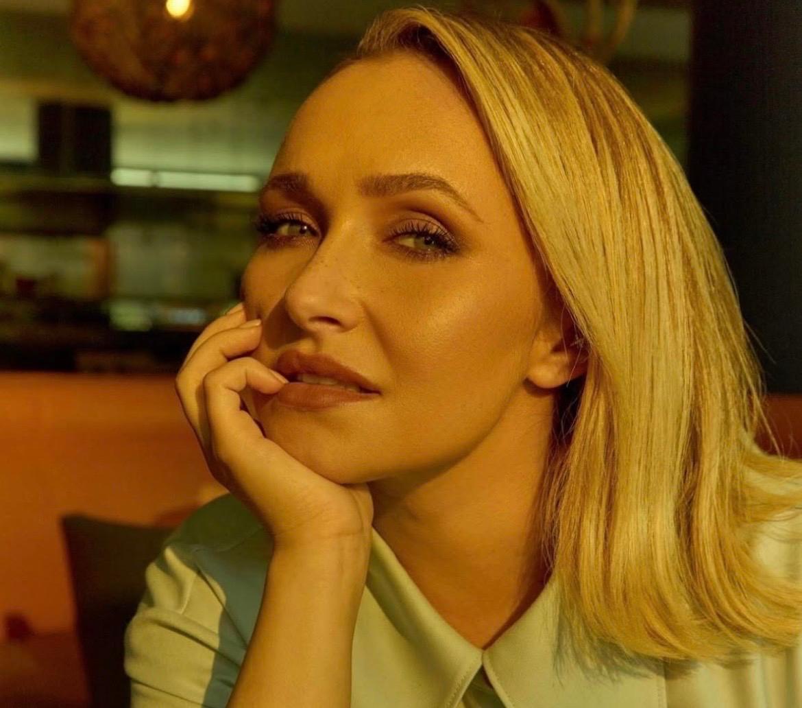 Hayden Panettiere nació el 21 de agosto de 1989 en Palisades, Nueva York, en una familia vinculada al entretenimiento, ya que su madre era actriz de series, lo que influyó en su acercamiento temprano al medio artístico.