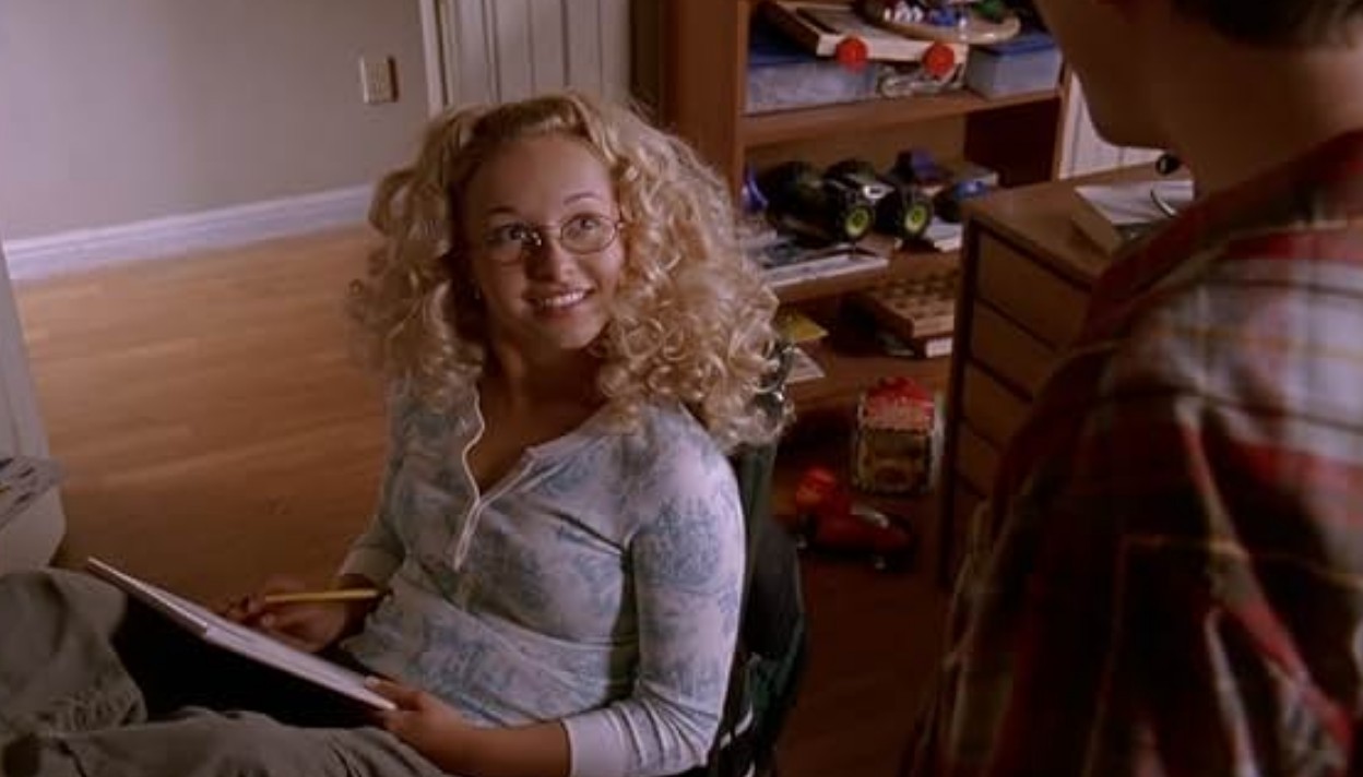 Era una de las pocas mujeres que le agradaba a Lois, quien llegó a considerarla como una hija. A pesar de que constantemente metía en problemas a los chicos, en varias ocasiones se portó como una amiga.