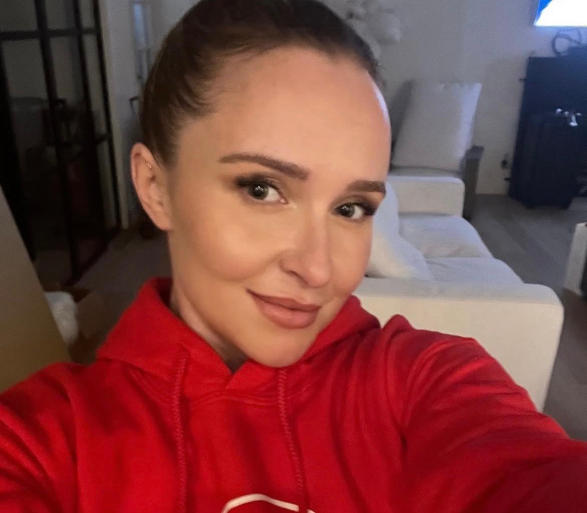 Además, incursionó en el doblaje al prestar su voz en proyectos animados como "A Bug's Life" y en videojuegos como "Kingdom Hearts", ampliando su carrera hacia otros formatos dentro del entretenimiento.