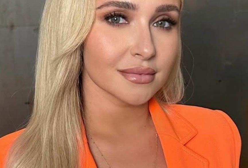 A pesar de su éxito profesional, en los últimos años ha enfrentado varias crisis emocionales. Mantuvo una relación intermitente con el boxeador Wladimir Klitschko, con quien tuvo una hija en 2014.