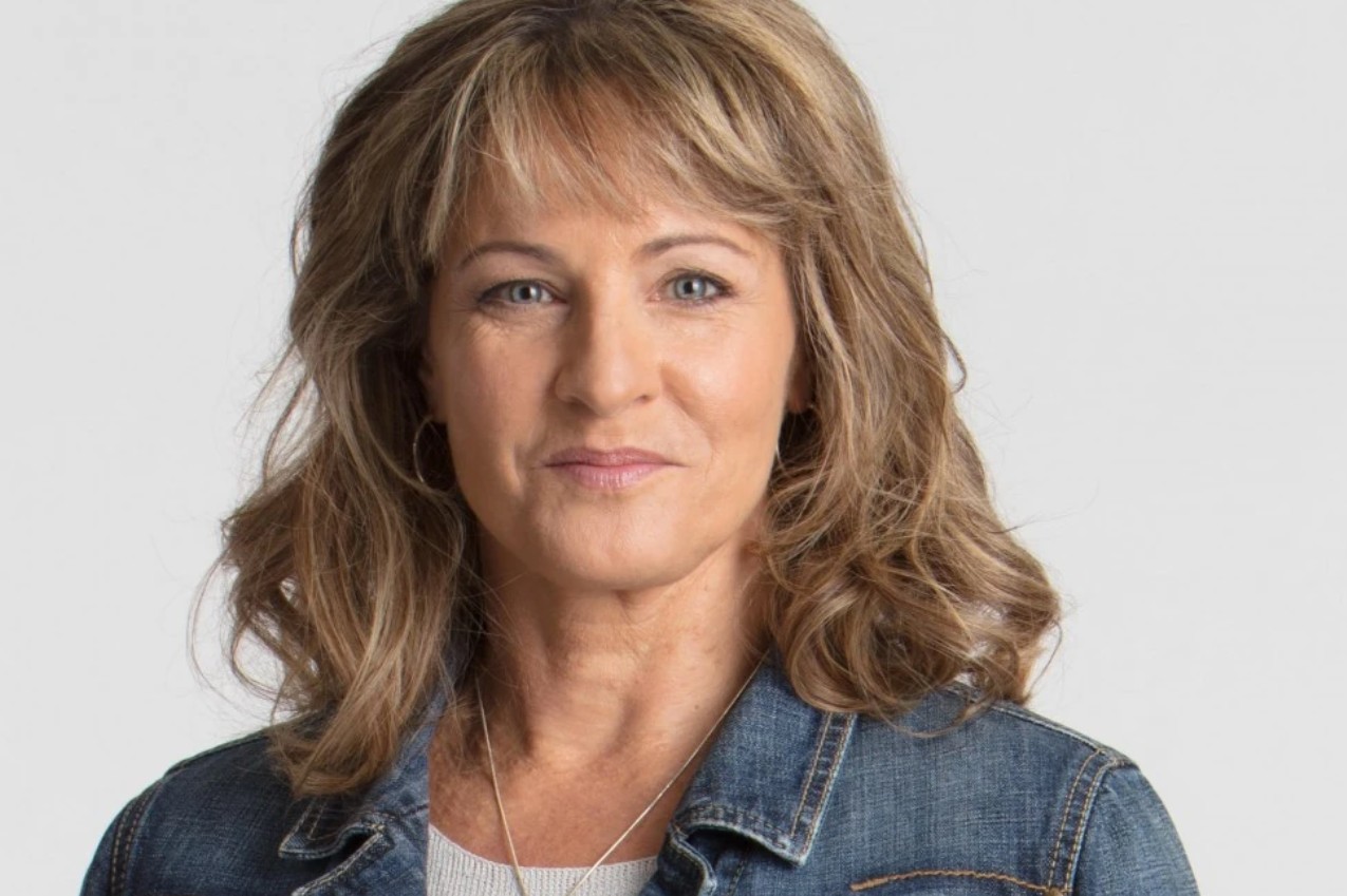 Ahora tiene 60 años, ha participado en series como "Mayor of Kingstown" y "Heartland".