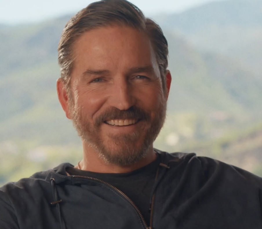 Jim Caviezel protagonizó la película interpretando a Jesús, en una actuación intensa y física que marcó su carrera. Su compromiso con el papel fue ampliamente comentado, ya que enfrentó condiciones extremas durante el rodaje.