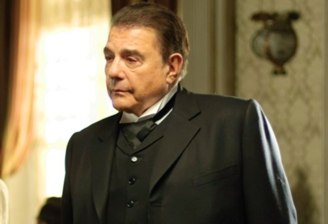 El actor español falleció el 22 de junio de 2012 a los 72 años a causa de una insuficiencia respiratoria derivada de un cáncer de pulmón. Su muerte ocurrió durante las grabaciones de la serie, donde interpretaba a un personaje relevante. La producción tuvo que adaptar la historia para justificar su ausencia.