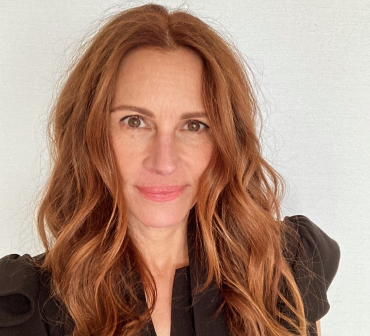Julia Roberts ha sido considerada durante décadas como una de las mujeres más bellas de Hollywood. La actriz ha preferido mantener sus rasgos naturales y ha hablado sobre la importancia de que su rostro refleje las diferentes etapas de su vida. Además, ha explicado que evita el lifting y el bótox para conservar la expresividad de su rostro y que sus hijos reconozcan sus emociones.