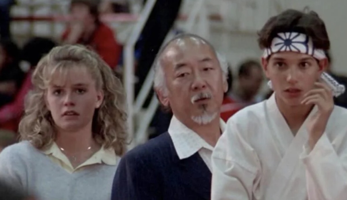 Protagonizada por Jaden Smith y Jackie Chan, esta versión fue criticada por cambiar elementos esenciales del original. Aunque mantuvo la estructura de aprendizaje y superación, el cambio de karate a kung fu fue uno de los aspectos más señalados. Además, el tono más serio y dramático contrastó con el encanto juvenil de la versión de los años 80. Si bien tuvo buena taquilla, muchos fans consideraron que no respetaba la esencia ni la nostalgia del clásico.