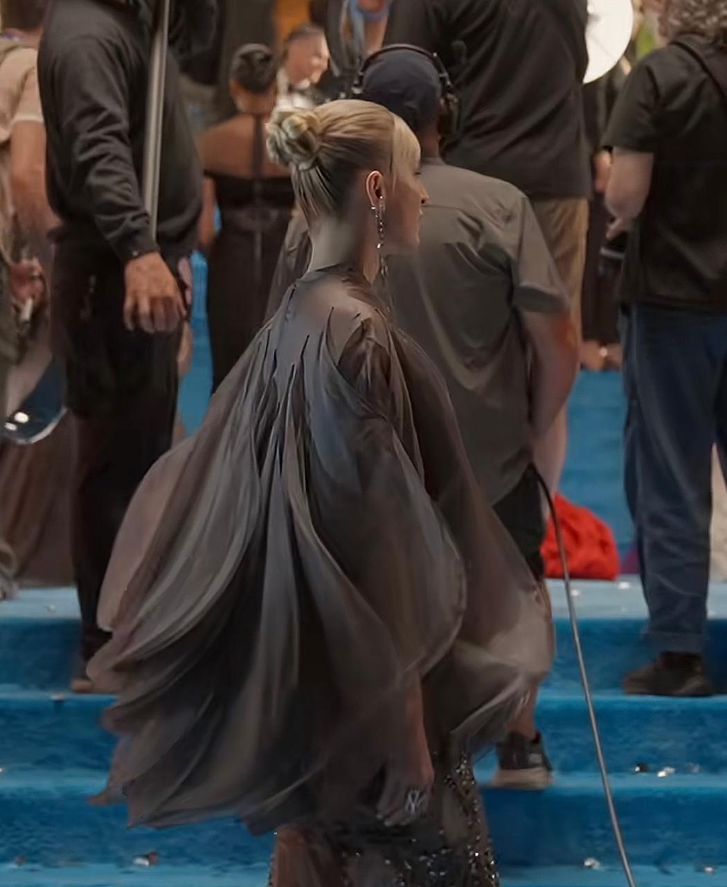 Aparece como una de las invitadas principales en la recreación de la Met Gala, una de las escenas más visualmente impactantes de la película. Su cameo aporta elegancia y refuerza la exclusividad del evento.
