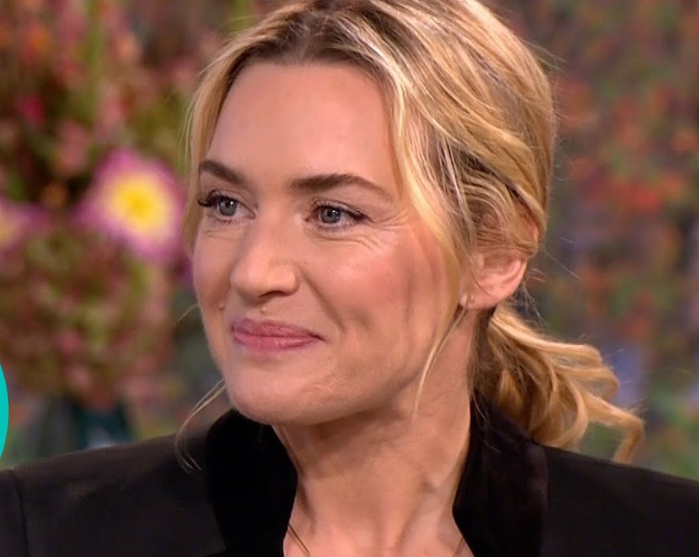 Kate Winslet ha sido una de las actrices más críticas con la presión estética que existe en la industria del entretenimiento. La protagonista de "Titanic" ha expresado en varias ocasiones que no desea modificar su rostro mediante procedimientos invasivos. Incluso ha defendido la importancia de que las actrices puedan mostrar los cambios naturales que llegan con la edad.