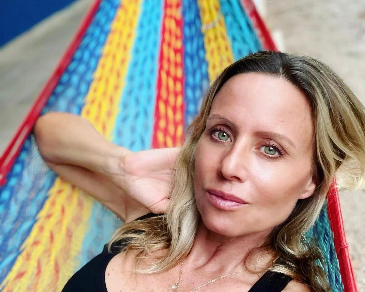 La cantante ha hablado públicamente sobre las complicaciones que enfrentó durante el parto de su hijo. En una publicación de Instagram recordó que el ritmo cardíaco del bebé comenzó a disminuir y que el equipo médico tuvo que intervenir para lograr que naciera.