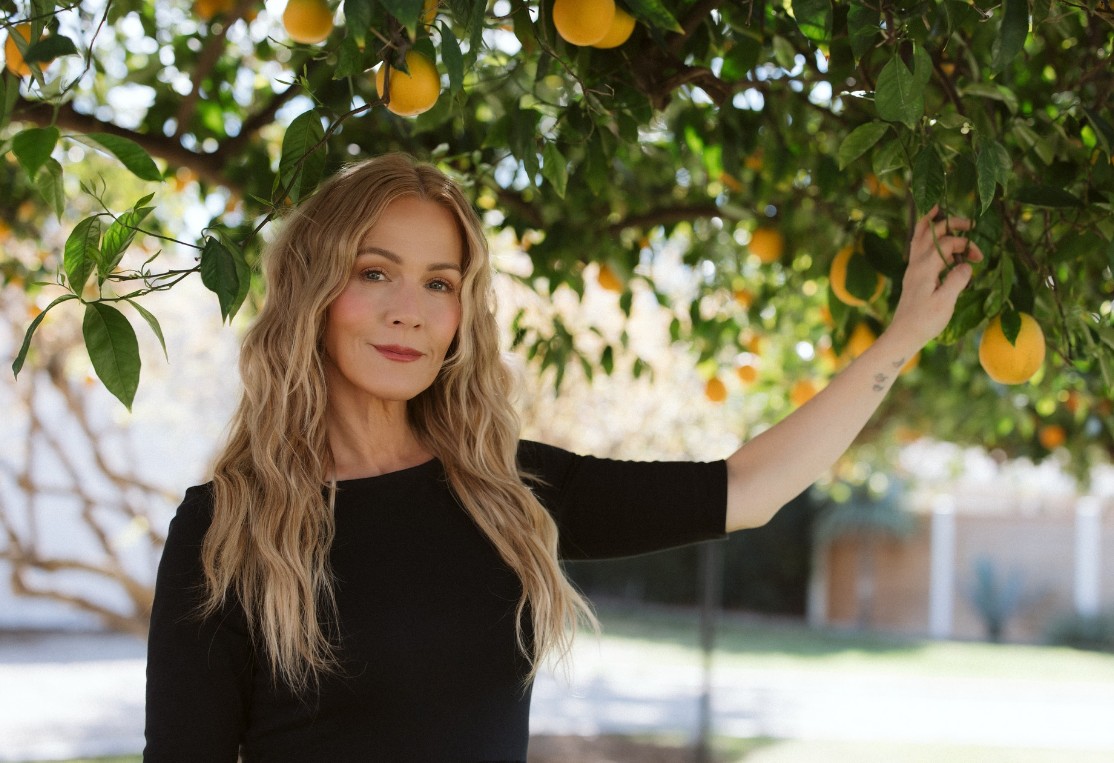 En 2024 lanzó su marca de ropa "Me by Jennie Garth" y conduce el podcast "I Choose Me", además de trabajar en nuevos proyectos editoriales.