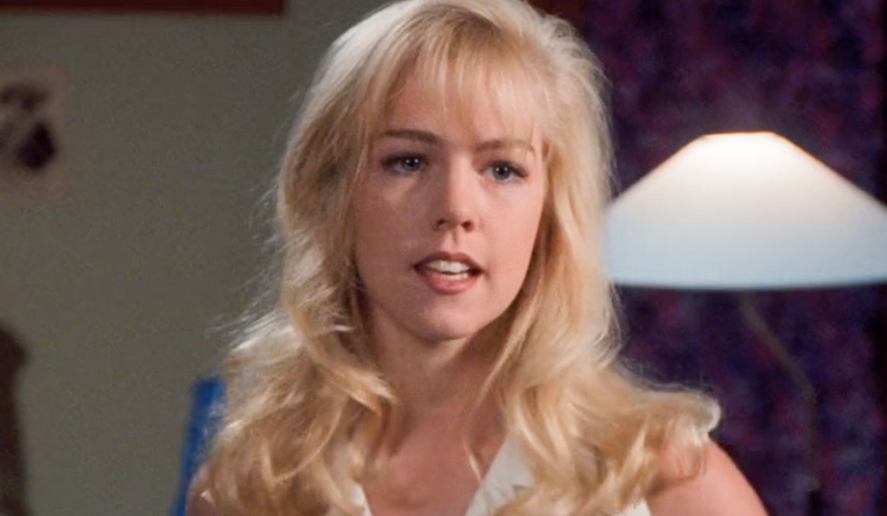 A lo largo de las diez temporadas de "Beverly Hills, 90210", el personaje de Kelly tuvo romances importantes con personajes como Dylan McKay y Brandon Walsh, mientras atravesaba diferentes etapas de su vida.