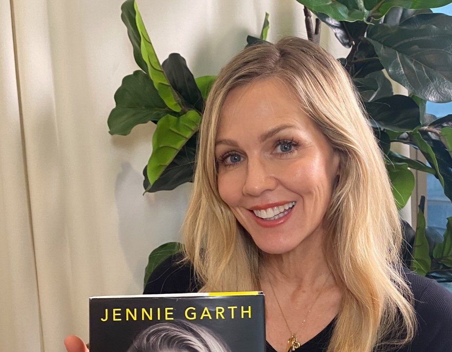 Actualmente, Jennie Garth continúa vinculada al entretenimiento como podcaster, escritora y emprendedora.