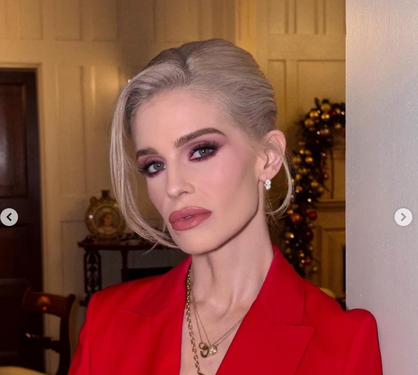 La cantante británica reveló que se sometió a una manga gástrica en 2018 después de muchos años luchando con su peso. Durante su juventud enfrentó constantes críticas sobre su apariencia física, especialmente cuando participó en programas de televisión junto a su familia. Tras la operación logró perder más de 30 kilos y adoptó una alimentación más saludable junto con una rutina de ejercicio, pero en los últimos meses ha preocupado por su delgadez.