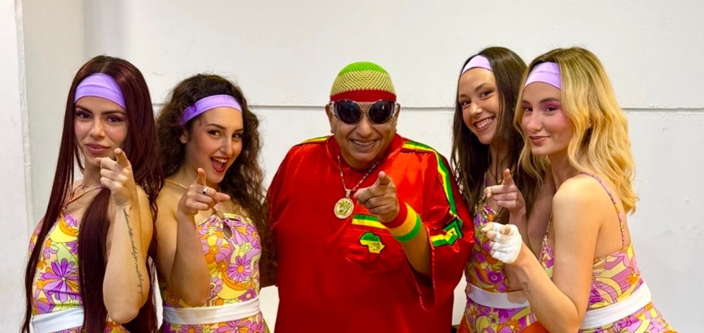El cantante argentino logró convertir "Salta" en uno de los himnos festivos más populares en España y Latinoamérica. Su estilo extravagante y energético lo volvieron un personaje muy reconocible en televisión y festivales. Hoy continúa haciendo presentaciones en eventos nostálgicos y programas de entretenimiento.