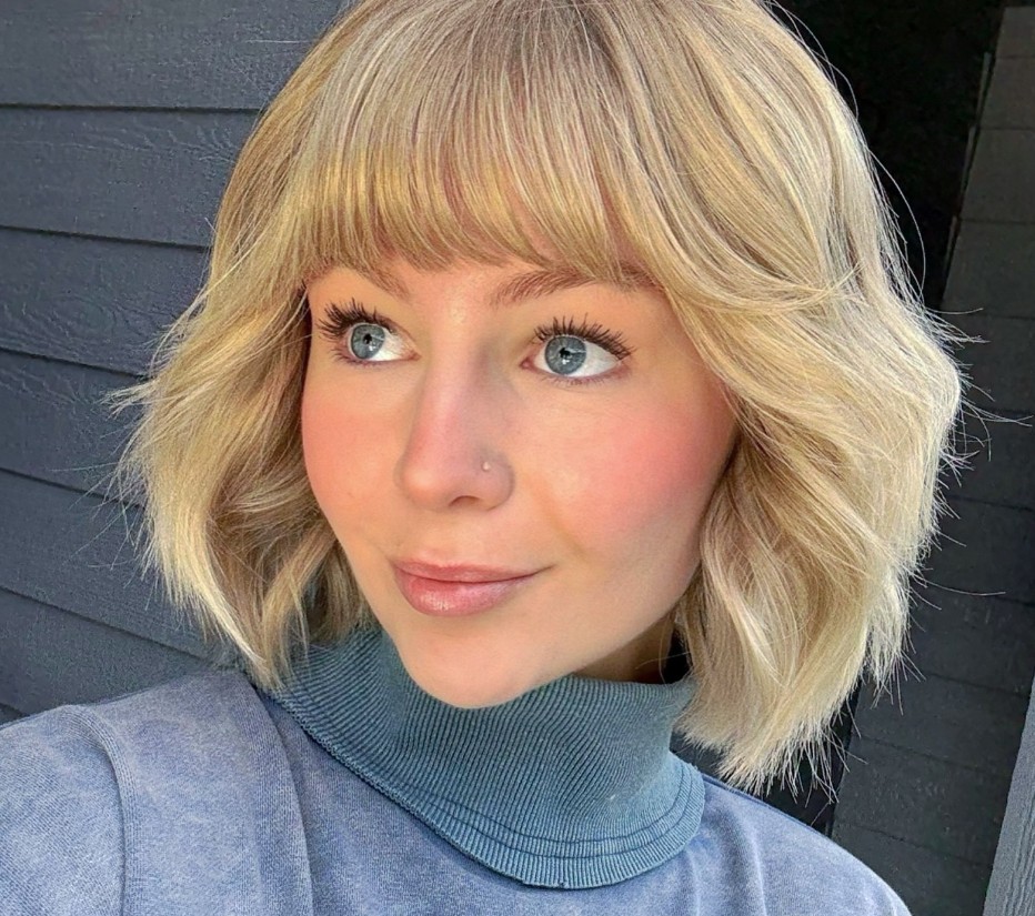 Ganó popularidad con sus videos de estilo de vida y transformación personal. Cuenta con más de 50 millones de seguidores y sus ganancias se estiman entre 3 y 5 millones de dólares al año, gracias a campañas publicitarias y colaboraciones comerciales.