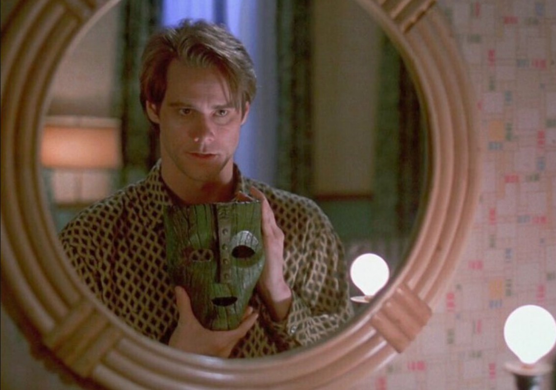 La máscara de 1994 destacó por la actuación de Jim Carrey y sus innovadores efectos visuales, convirtiéndose en un éxito de comedia. La secuela cuenta la historia de un bebé que obtiene los poderes de la máscara, provocando situaciones caóticas en su hogar. Sin la presencia de Carrey no tuvo éxito y fue duramente criticada por su humor exagerado, su guion débil y su exceso de efectos digitales.