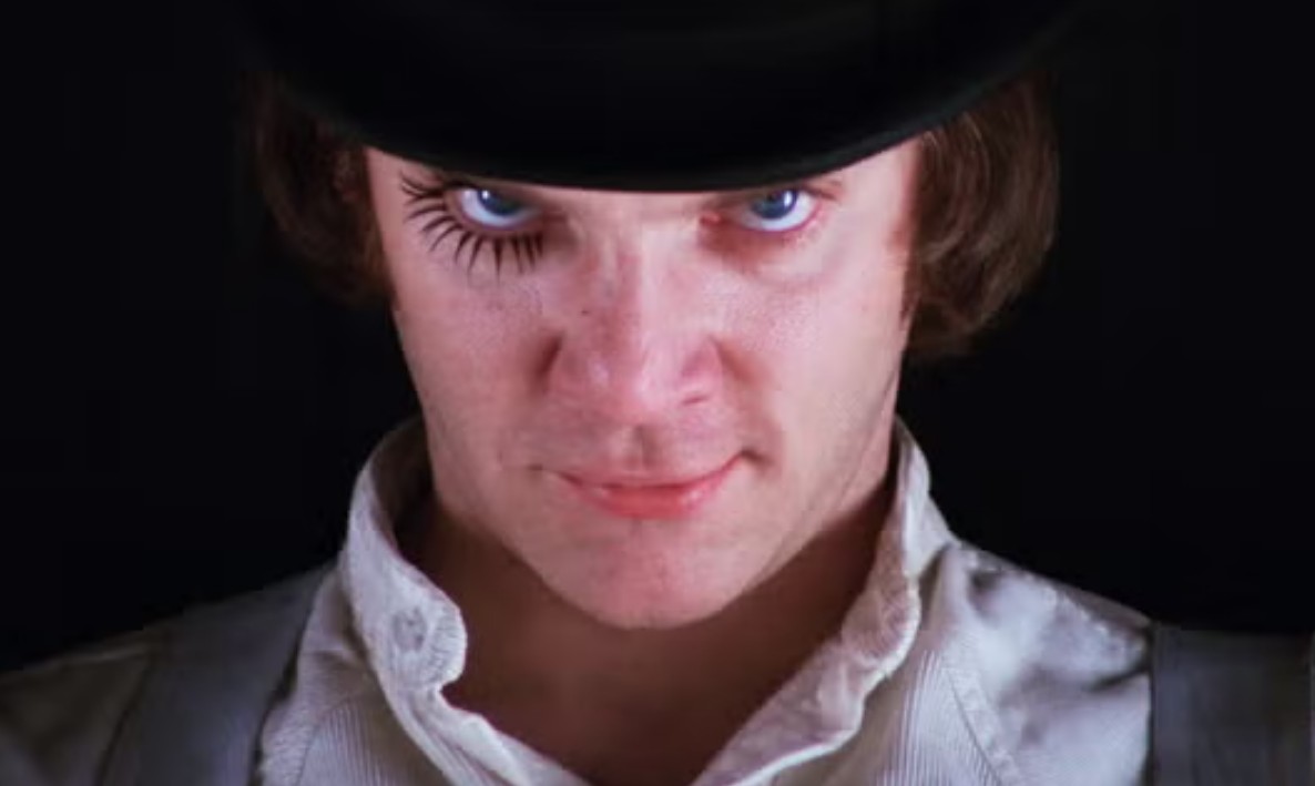 La película de Stanley Kubrick fue censurada y restringida en varios países debido a sus escenas de violencia y se llegó a acusar al director de inspirar crímenes. En México también se limitó su exhibición y fue hasta 1974 que logró ser proyectada como parte de los eventos de inauguración de la Cineteca Nacional.