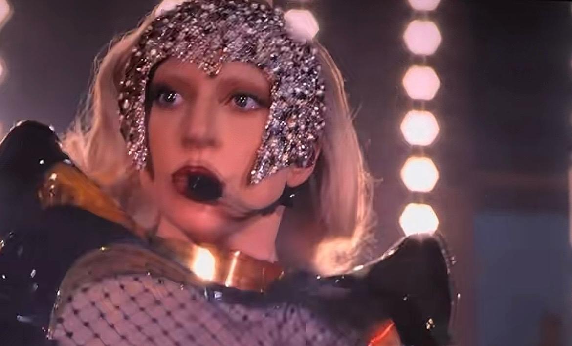 La cantante protagoniza uno de los momentos más espectaculares de la película al interpretar un tema en vivo durante un desfile de alta costura. Aunque Miranda Priestly no simpatiza con su estilo, recurre a ella ante los problemas de dinero que enfrentan.