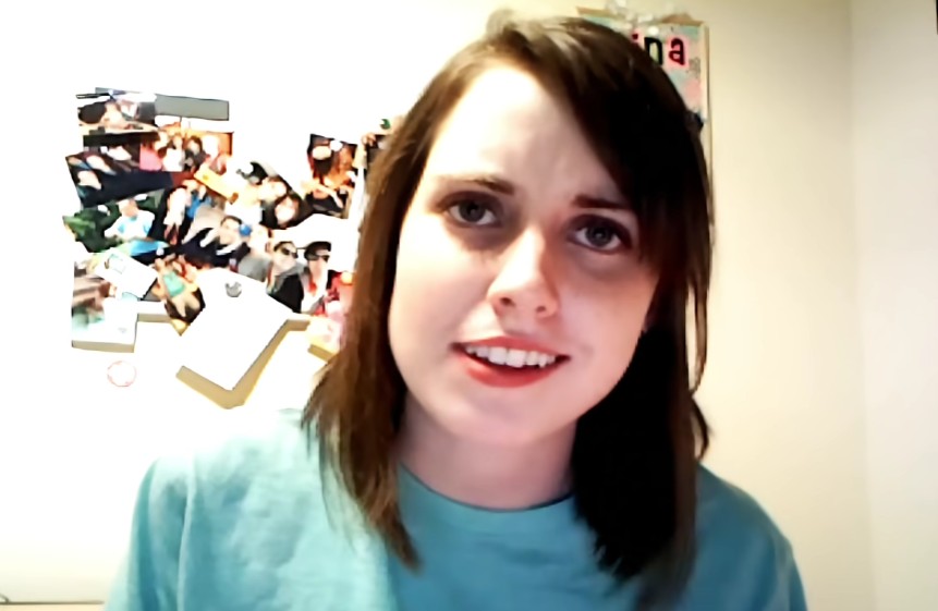 La imagen que la hizo famosa surgió de una captura del video en la que aparecía mirando fijamente a la cámara. La fotografía comenzó a circular en Reddit y fue acompañada de frases humorísticas que representaban a una novia excesivamente celosa y controladora.