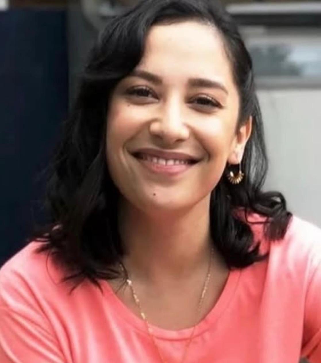 La actriz dejó de aparecer antes de los últimos episodios de la serie y tampoco formó parte de la película "The Lizzie McGuire Movie". Dentro de la historia, su ausencia se explicó con un viaje de Miranda a México.