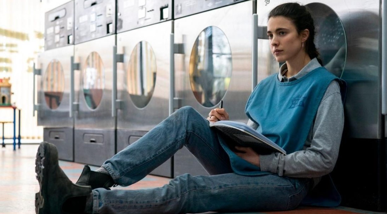 Inspirada en las memorias de Stephanie Land, cuenta la historia de una madre soltera que trabaja limpiando casas mientras intenta escapar de una relación abusiva y sacar adelante a su hija. Protagonizada por Margaret Qualley, la serie fue reconocida por retratar con realismo la pobreza y las dificultades que enfrentan muchas mujeres para reconstruir sus vidas.