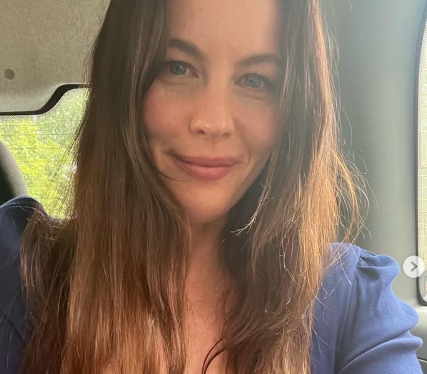 Ahora tiene 49 años y es madre de tres hijos. Ha participado en series como "9-1-1: Lone Star" y "Harlots: Cortesanas".