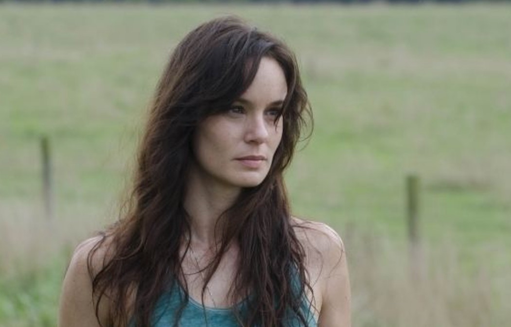 La esposa de Rick Grimes fue uno de los personajes más polémicos de la serie. Muchos espectadores criticaron sus constantes cambios de opinión y la forma en que manejó el conflicto entre Rick y Shane. Aunque intentaba proteger a su familia en medio del apocalipsis zombi, sus decisiones generaron frustración entre los seguidores del programa.