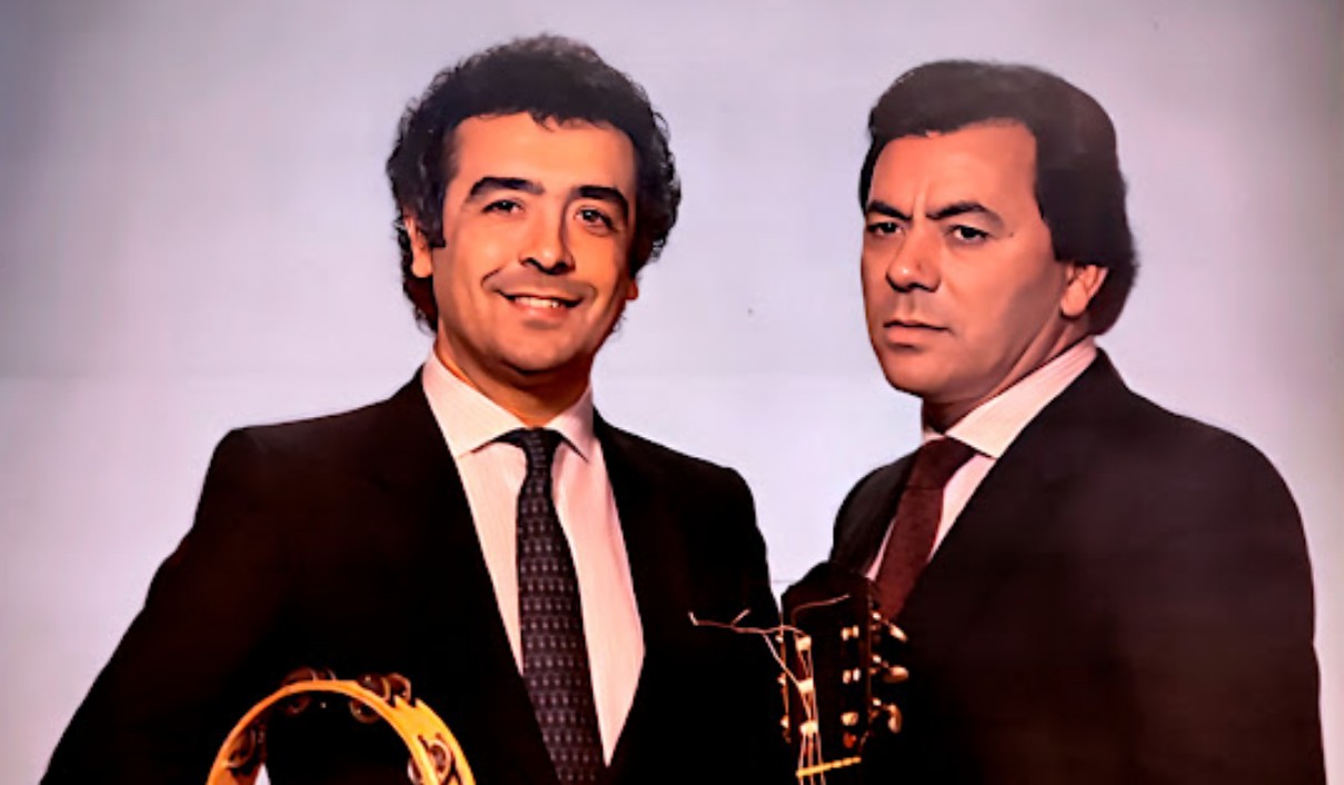 El dúo español formado por Antonio Romero y Rafael Ruiz alcanzó fama mundial con "Macarena", una canción que se convirtió en fenómeno global gracias a su pegajoso ritmo y su famosa coreografía. El tema sonó en bodas, fiestas, eventos deportivos e incluso campañas políticas. Pocas canciones latinas han tenido un impacto tan grande a nivel internacional. Aunque siguieron lanzando música, nunca lograron repetir ese éxito masivo. Actualmente continúan realizando presentaciones nostálgicas y son considerados íconos de la música española.
