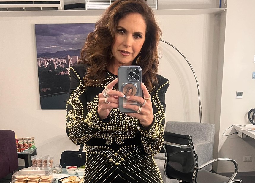 Ahora tiene 56 años. Estuvo casada con Manuel Mijares y tienen una hija. A lo largo de su carrera ha protagonizado telenovelas como "Alborada" y "Soy tu dueña", pero en los últimos años se ha enfocado principalmente en la música, manteniéndose como una de las figuras más queridas del espectáculo mexicano.