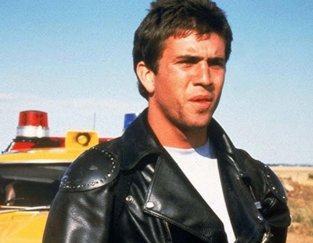 La película protagonizada por Mel Gibson se convirtió en uno de los pilares del cine postapocalíptico. Ambientada en una sociedad al borde del colapso, muestra un mundo dominado por pandillas violentas, caos y escasez de recursos. Su estética desértica y su visión brutal del futuro influyeron enormemente en el género durante décadas y dieron origen a una de las sagas más importantes de acción y ciencia ficción.