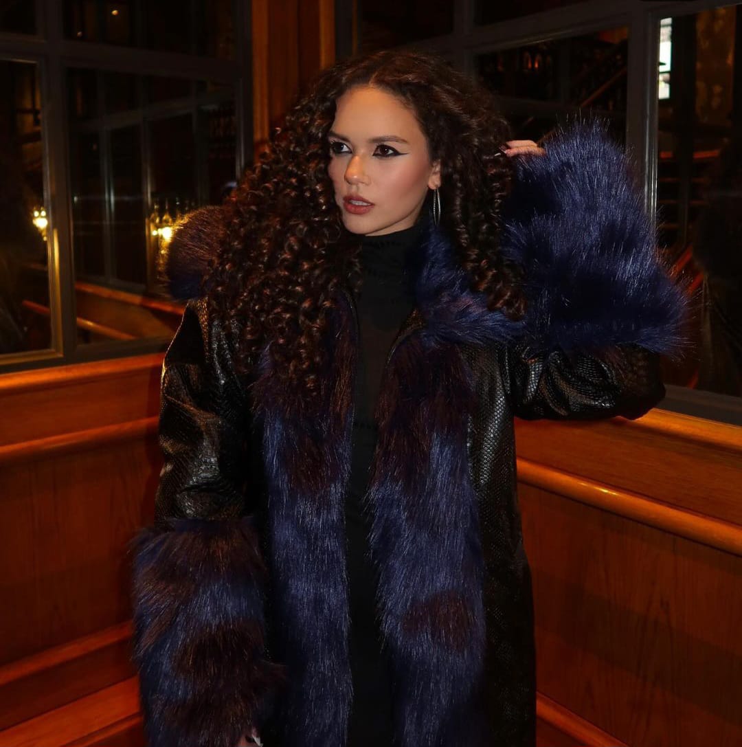 Su presencia en redes sociales es fuerte, acumulando 4.4 millones de seguidores en Instagram.