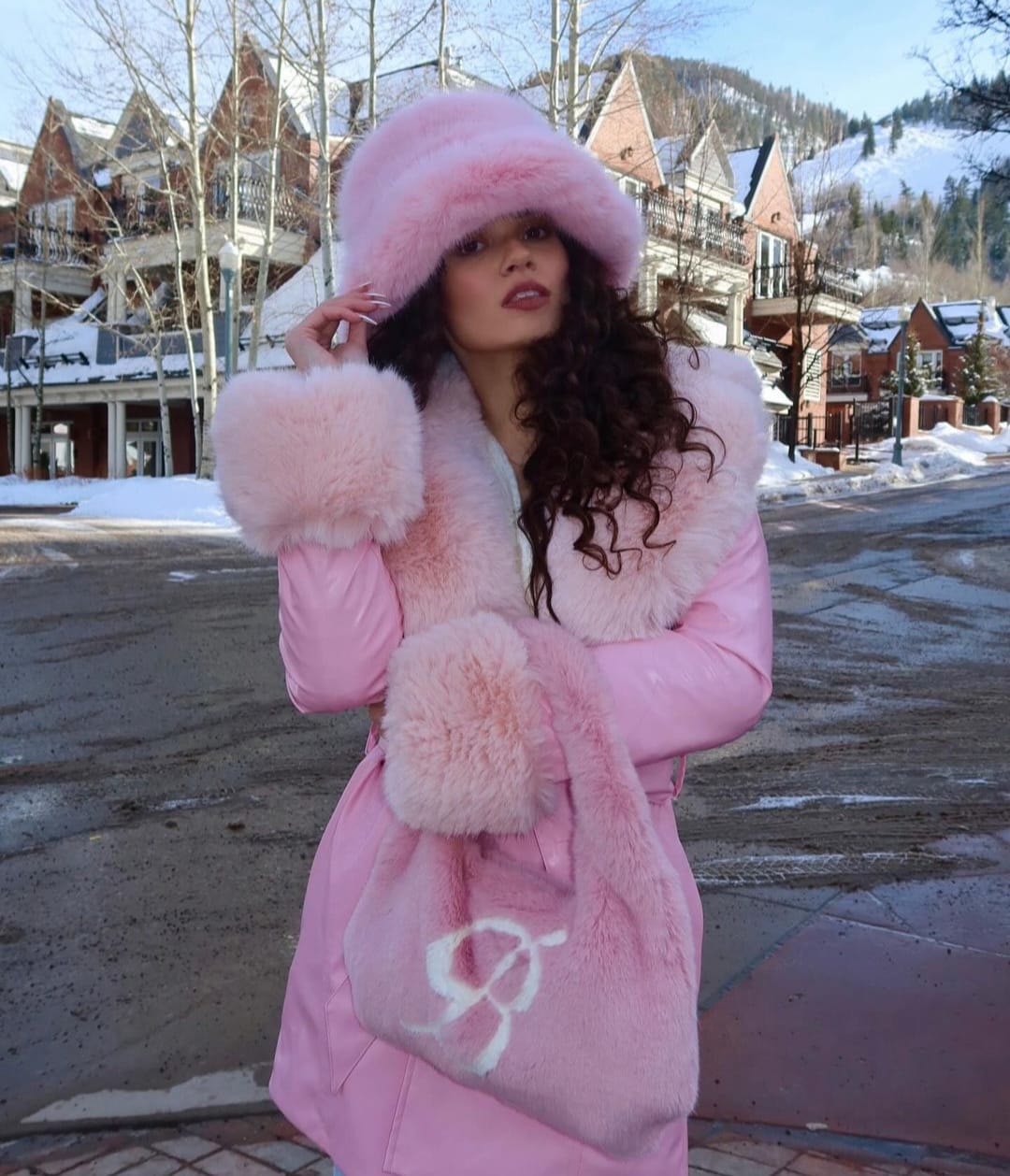 En 2007, logró su primer protagónico en "Entrenando a papá", compartiendo pantalla con Dwayne Johnson.