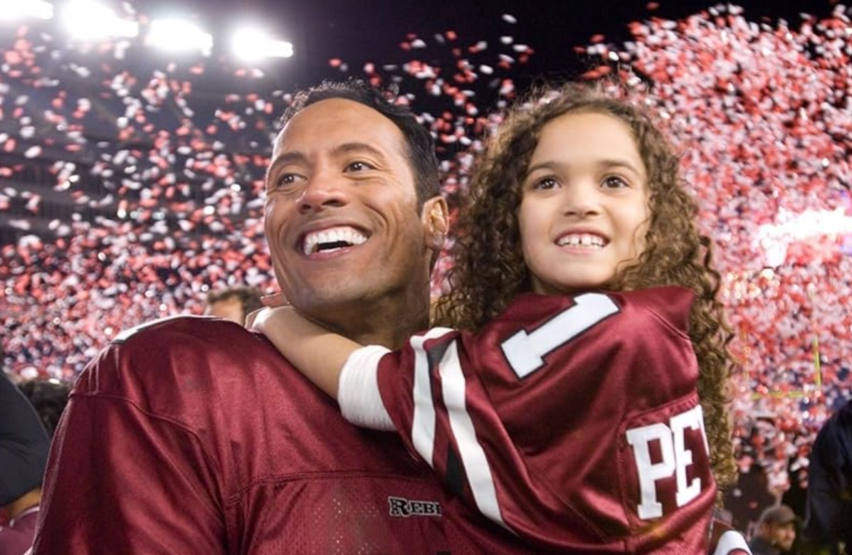 Su vida da un giro de 180 grados cuando una niña de 8 años llamada Peyton se aparece en su casa y le dice que es su hija.