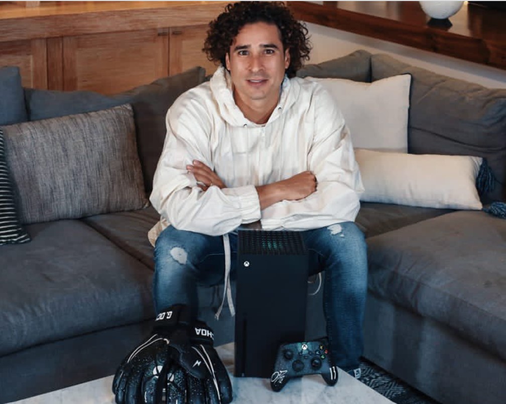 El futbolista también acondicionó una sala de entretenimiento con pantallas, consolas y videojuegos, una de sus principales aficiones fuera de las canchas.