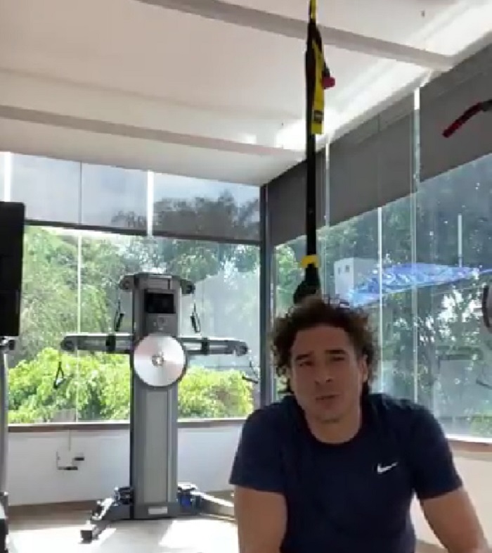 En una de las áreas verdes, el portero adaptó una pequeña cancha para practicar futbol sin salir de casa.