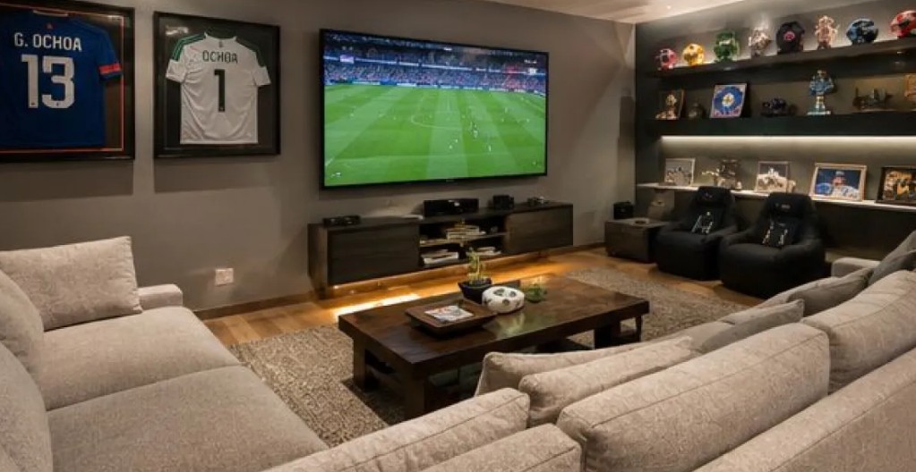 La mansión cuenta con un salón dedicado a exhibir trofeos, reconocimientos y playeras de los equipos donde ha jugado a lo largo de su carrera.