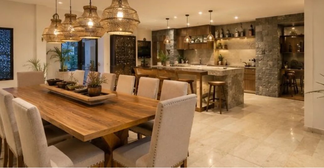 El comedor se integra con la cocina mediante un concepto abierto, creando un espacio amplio para reuniones familiares.